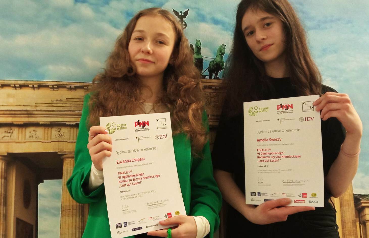 Amelia Świeży zdobyła tytuł laureata, a Zuzanna Chlipała tytuł finalisty w Ogólnopolskim Konkursie z Języka Niemieckiego "Lust auf Lesen".